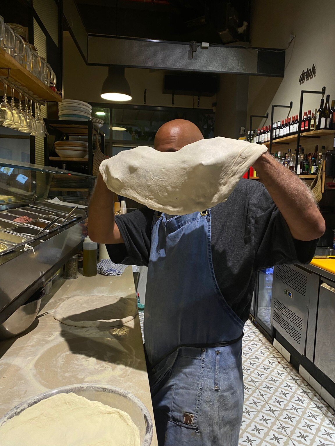 פתיחת בצק בידיים